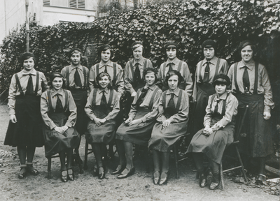 876907 Groepsportret van geüniformeerde leden van een club voor oudere meisjes, georganiseerd vanuit het Franciscus ...